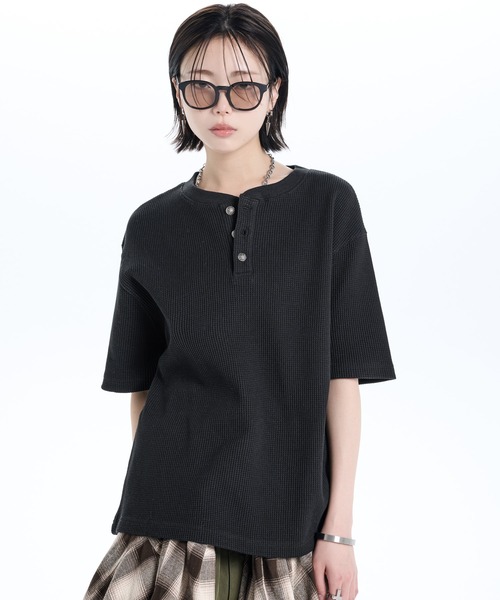 ADRER（アドラー）の「Waffle Heavy Henley Neck Tee / ワッフル ヘビー ヘンリーネック半袖Tシャツ（Tシャツ/カットソー・メンズ・チャコールグレー/ホワイト/ブラック・L/M/S/XS）」の6枚目の写真