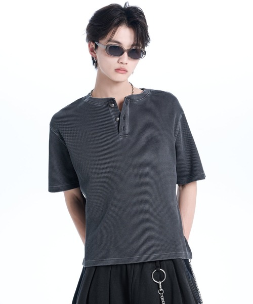 ADRER（アドラー）の「Waffle Heavy Henley Neck Tee / ワッフル ヘビー ヘンリーネック半袖Tシャツ（Tシャツ/カットソー・メンズ・チャコールグレー/ホワイト/ブラック・L/M/S/XS）」の10枚目の写真