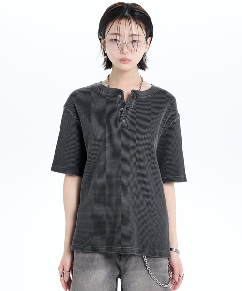 ADRER（アドラー）の「Waffle Heavy Henley Neck Tee / ワッフル ヘビー ヘンリーネック半袖Tシャツ（Tシャツ/カットソー・メンズ・チャコールグレー/ホワイト/ブラック・L/M/S/XS）」の11枚目の写真