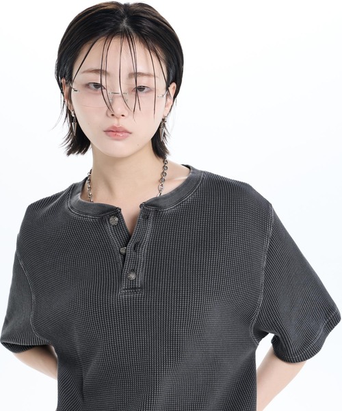 ADRER（アドラー）の「Waffle Heavy Henley Neck Tee / ワッフル ヘビー ヘンリーネック半袖Tシャツ（Tシャツ/カットソー・メンズ・チャコールグレー/ホワイト/ブラック・L/M/S/XS）」の9枚目の写真