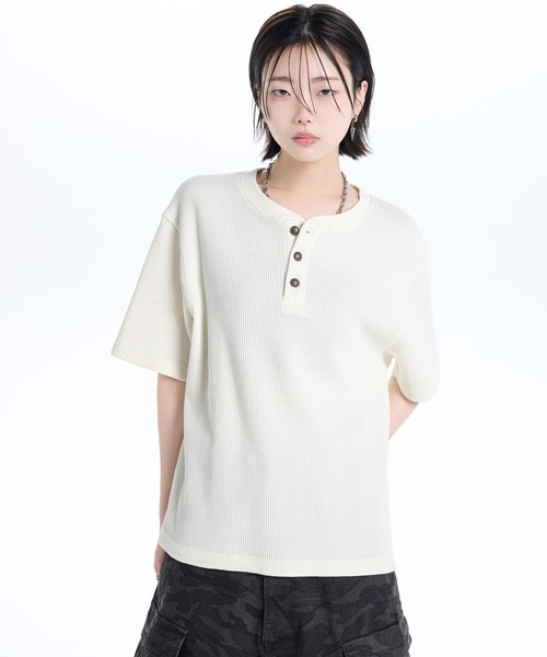 ADRER（アドラー）の「Waffle Heavy Henley Neck Tee / ワッフル ヘビー ヘンリーネック半袖Tシャツ（Tシャツ/カットソー・メンズ・チャコールグレー/ホワイト/ブラック・L/M/S/XS）」の15枚目の写真