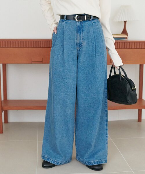 DISCOAT(ディスコート)の「ライトデニムタックワイドパンツ(デニムパンツ・レディース・ブルー/ブラック・SMALL/LARGE/MEDIUM)」の1枚目の写真