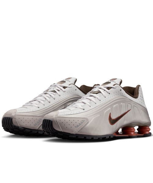 NIKE(ナイキ)の「NIKE Shox R4(ナイキ ショックス R4)(スニーカー・メンズ・グレー系・23cm/23.5cm/24cm/24.5cm/26cm/26.5cm/27cm/27.5cm/28cm/28.5cm/29cm/25cm/25.5cm)」の1枚目の写真