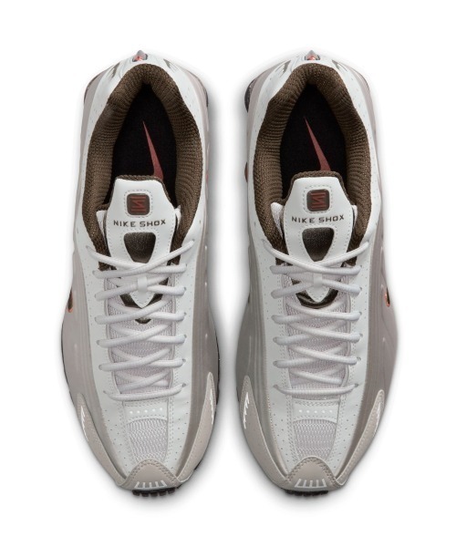 NIKE(ナイキ)の「NIKE Shox R4(ナイキ ショックス R4)(スニーカー・メンズ・グレー系・23cm/23.5cm/24cm/24.5cm/26cm/26.5cm/27cm/27.5cm/28cm/28.5cm/29cm/25cm/25.5cm)」の6枚目の写真