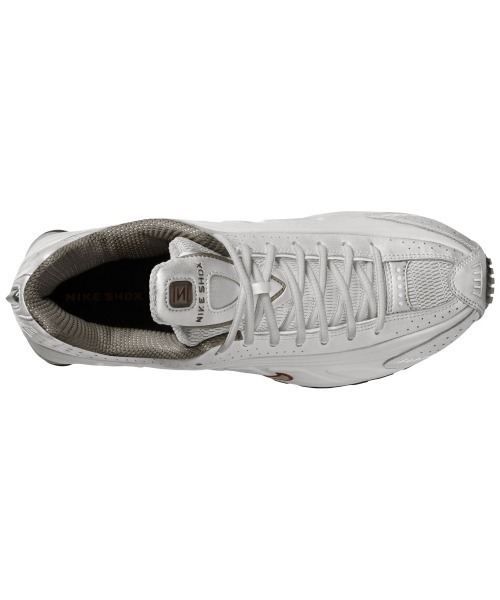 NIKE(ナイキ)の「NIKE Shox R4(ナイキ ショックス R4)(スニーカー・メンズ・グレー系・23cm/23.5cm/24cm/24.5cm/26cm/26.5cm/27cm/27.5cm/28cm/28.5cm/29cm/25cm/25.5cm)」の8枚目の写真