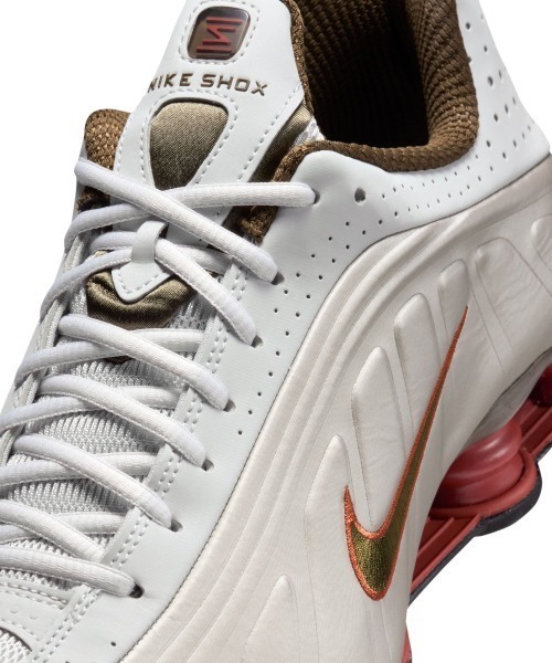 NIKE(ナイキ)の「NIKE Shox R4(ナイキ ショックス R4)(スニーカー・メンズ・グレー系・23cm/23.5cm/24cm/24.5cm/26cm/26.5cm/27cm/27.5cm/28cm/28.5cm/29cm/25cm/25.5cm)」の10枚目の写真