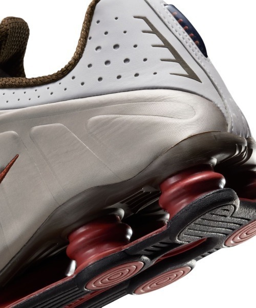 NIKE(ナイキ)の「NIKE Shox R4(ナイキ ショックス R4)(スニーカー・メンズ・グレー系・23cm/23.5cm/24cm/24.5cm/26cm/26.5cm/27cm/27.5cm/28cm/28.5cm/29cm/25cm/25.5cm)」の11枚目の写真