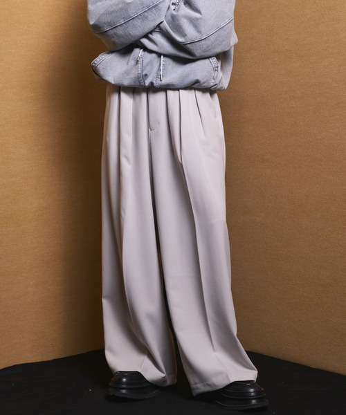 MAISON SPECIAL（メゾンスペシャル）の「《UNISEX》Slab Rayon Two-tuck Prime-Wide Slacks/スラブレーヨンプライムワイドツータックスラックス【MAISON SPECIAL/メゾンスペシャル】■セットアップ対応■（スラックス・メンズ・グレイッシュベージュ/ブラック/グレー/ネイビー・2/1/0）」の3枚目の写真