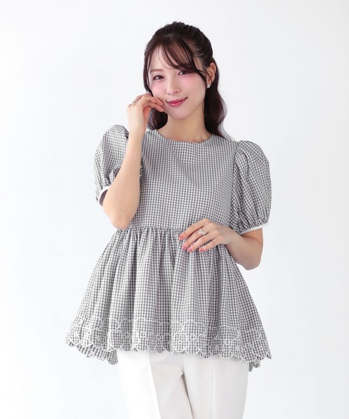 Fit more（フィットモア）の「フラワー刺しゅう裾スカラップトップス（その他トップス・レディース・ブラック/グレー・FREE）」の2枚目の写真