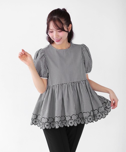 Fit more（フィットモア）の「フラワー刺しゅう裾スカラップトップス（その他トップス・レディース・ブラック/グレー・FREE）」の7枚目の写真