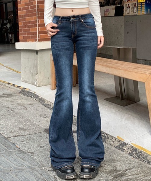 NANEA(ナネア)の「ローライズフレアデニムパンツ(デニムパンツ・レディース・ネイビー・SMALL/MEDIUM)」の9枚目の写真