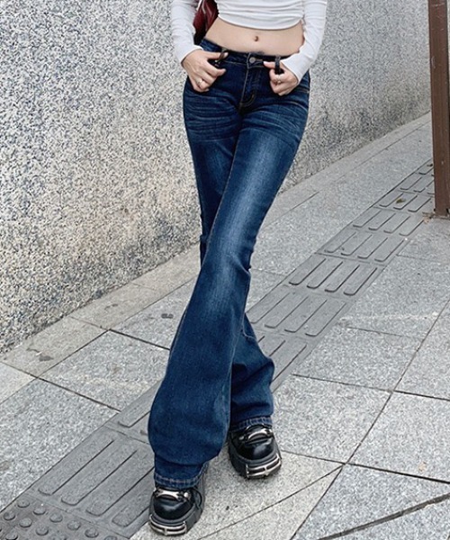 NANEA(ナネア)の「ローライズフレアデニムパンツ(デニムパンツ・レディース・ネイビー・SMALL/MEDIUM)」の13枚目の写真