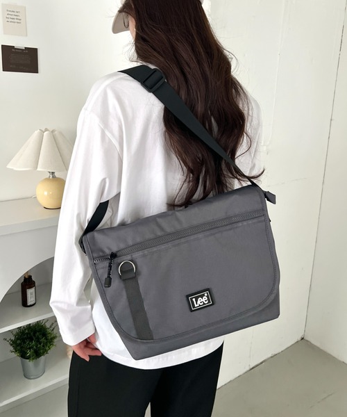 Lee(リー)の「Lee/ラバーロゴ フラップショルダー/撥水ポリシリーズ/ユニセックス(ショルダーバッグ・レディース・グレー/ダークブラウン/ブラック・FREE)」の2枚目の写真