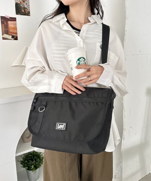 Lee(リー)の「Lee/ラバーロゴ フラップショルダー/撥水ポリシリーズ/ユニセックス(ショルダーバッグ・レディース・グレー/ダークブラウン/ブラック・FREE)」の1枚目の写真