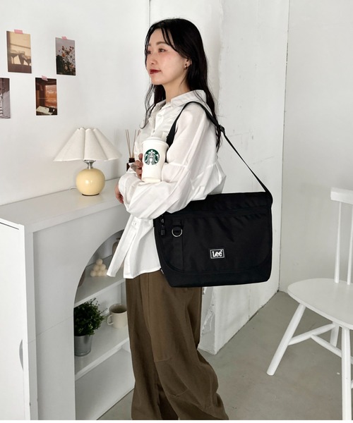 Lee(リー)の「Lee/ラバーロゴ フラップショルダー/撥水ポリシリーズ/ユニセックス(ショルダーバッグ・レディース・グレー/ダークブラウン/ブラック・FREE)」の8枚目の写真
