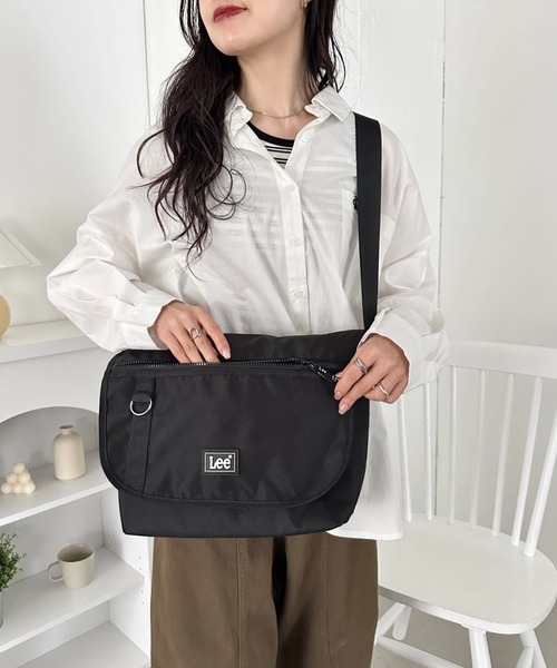 Lee(リー)の「Lee/ラバーロゴ フラップショルダー/撥水ポリシリーズ/ユニセックス(ショルダーバッグ・レディース・グレー/ダークブラウン/ブラック・FREE)」の5枚目の写真