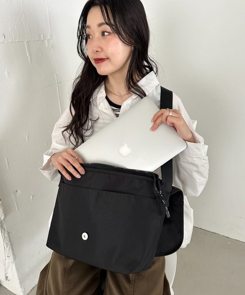 Lee(リー)の「Lee/ラバーロゴ フラップショルダー/撥水ポリシリーズ/ユニセックス(ショルダーバッグ・レディース・グレー/ダークブラウン/ブラック・FREE)」の7枚目の写真