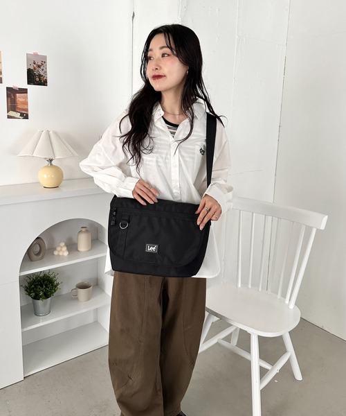 Lee(リー)の「Lee/ラバーロゴ フラップショルダー/撥水ポリシリーズ/ユニセックス(ショルダーバッグ・レディース・グレー/ダークブラウン/ブラック・FREE)」の9枚目の写真