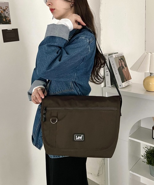 Lee(リー)の「Lee/ラバーロゴ フラップショルダー/撥水ポリシリーズ/ユニセックス(ショルダーバッグ・レディース・グレー/ダークブラウン/ブラック・FREE)」の22枚目の写真