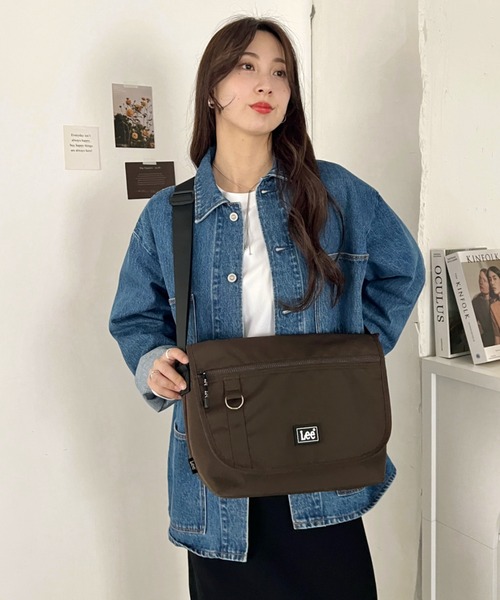 Lee(リー)の「Lee/ラバーロゴ フラップショルダー/撥水ポリシリーズ/ユニセックス(ショルダーバッグ・レディース・グレー/ダークブラウン/ブラック・FREE)」の20枚目の写真