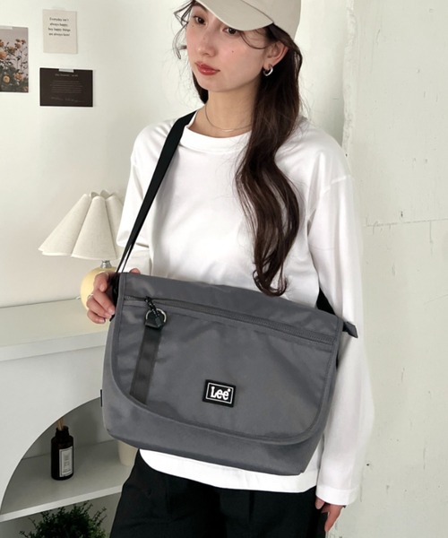 Lee(リー)の「Lee/ラバーロゴ フラップショルダー/撥水ポリシリーズ/ユニセックス(ショルダーバッグ・レディース・グレー/ダークブラウン/ブラック・FREE)」の12枚目の写真