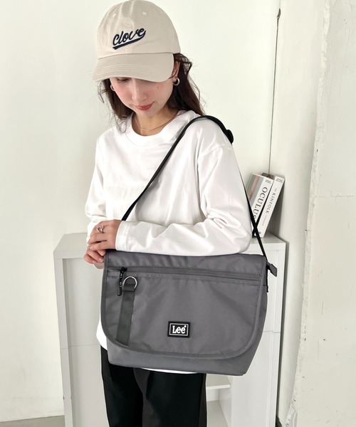 Lee(リー)の「Lee/ラバーロゴ フラップショルダー/撥水ポリシリーズ/ユニセックス(ショルダーバッグ・レディース・グレー/ダークブラウン/ブラック・FREE)」の13枚目の写真