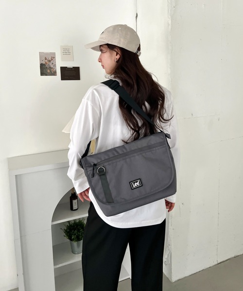 Lee(リー)の「Lee/ラバーロゴ フラップショルダー/撥水ポリシリーズ/ユニセックス(ショルダーバッグ・レディース・グレー/ダークブラウン/ブラック・FREE)」の15枚目の写真