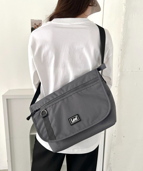 Lee(リー)の「Lee/ラバーロゴ フラップショルダー/撥水ポリシリーズ/ユニセックス(ショルダーバッグ・レディース・グレー/ダークブラウン/ブラック・FREE)」の16枚目の写真
