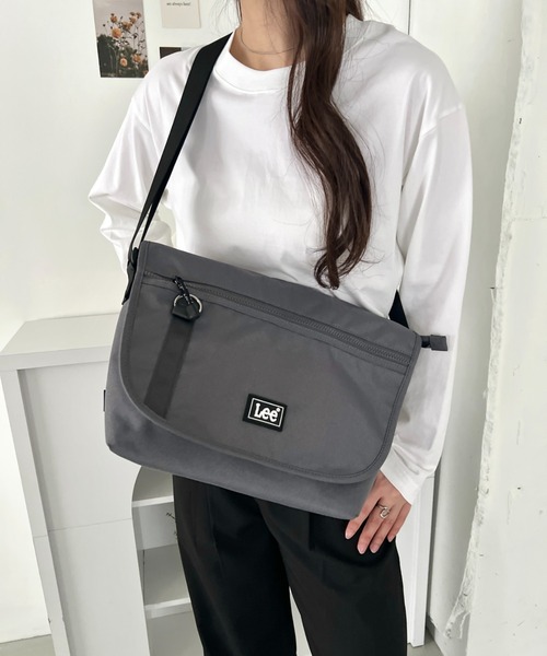 Lee(リー)の「Lee/ラバーロゴ フラップショルダー/撥水ポリシリーズ/ユニセックス(ショルダーバッグ・レディース・グレー/ダークブラウン/ブラック・FREE)」の17枚目の写真