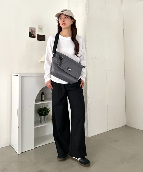 Lee(リー)の「Lee/ラバーロゴ フラップショルダー/撥水ポリシリーズ/ユニセックス(ショルダーバッグ・レディース・グレー/ダークブラウン/ブラック・FREE)」の18枚目の写真