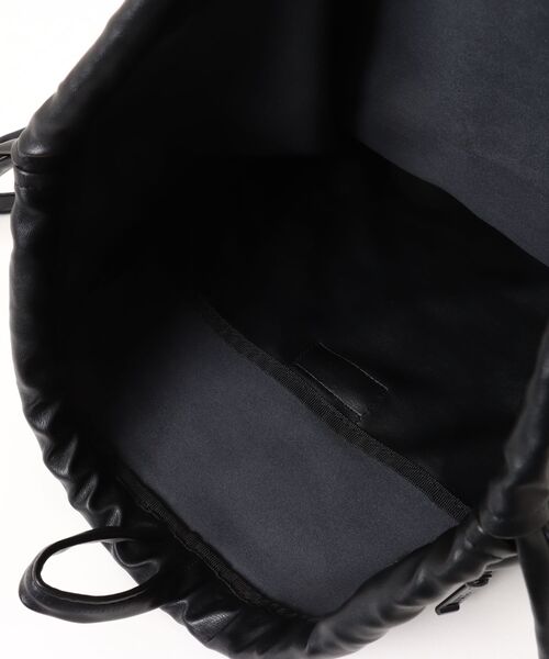 an meets zakka(アンミツザッカ)の「an meets zakka ソフト合成皮革ナップサック(バックパック/リュック・レディース・ブラック・ONESIZE)」の4枚目の写真