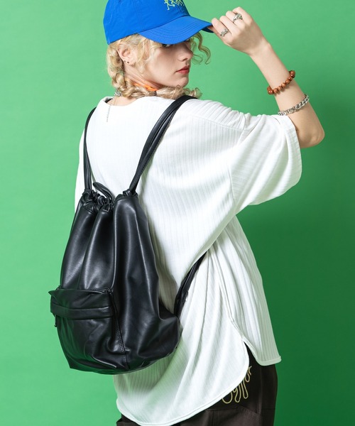 an meets zakka(アンミツザッカ)の「an meets zakka ソフト合成皮革ナップサック(バックパック/リュック・レディース・ブラック・ONESIZE)」の1枚目の写真