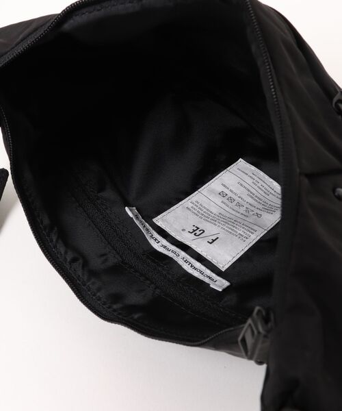 F/CE. (エフシーイー)の「F/CE./エフシーイー TEXTURED TWILL POUCH 2L(ボディバッグ/ウエストポーチ・メンズ・チャコールグレー/ネイビー・FREE)」の22枚目の写真