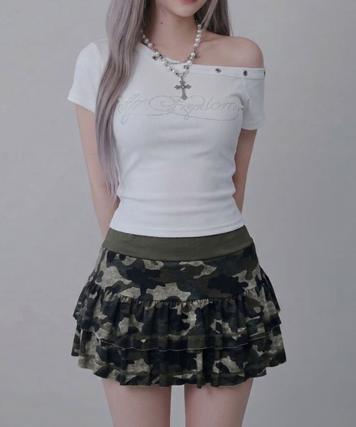 Diable baiser(ディアブルベーゼ)の「オフショル ハトメディテール ラインストーンロゴ クロップドTシャツ(Tシャツ/カットソー・レディース・ホワイト・FREE)」の4枚目の写真
