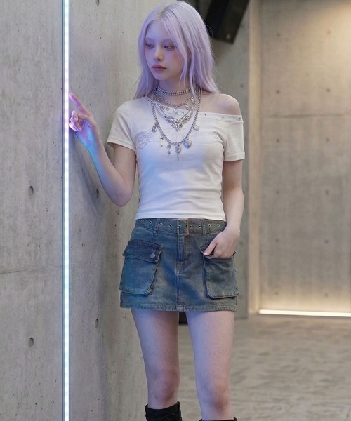 Diable baiser(ディアブルベーゼ)の「オフショル ハトメディテール ラインストーンロゴ クロップドTシャツ(Tシャツ/カットソー・レディース・ホワイト・FREE)」の6枚目の写真