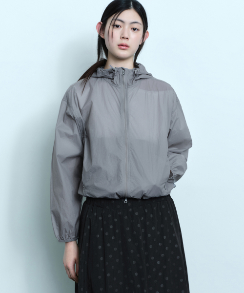 MUSINSA STANDARD WOMAN（ムシンサスタンダードウーマン）の「[UVプロテクション] ウィメンズシアウィンドブレーカー (5色)（ナイロンジャケット・レディース・ライトブルー/ブラック/ペールイエロー/ライトグレー/ホワイト・X-SMALL/SMALL/MEDIUM/LARGE）」の10枚目の写真