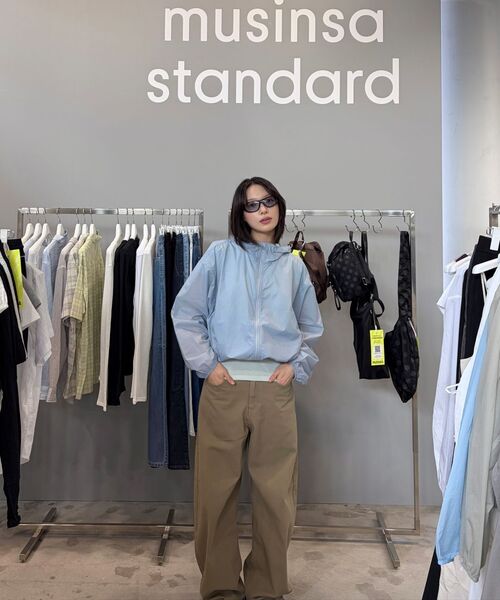 MUSINSA STANDARD WOMAN（ムシンサスタンダードウーマン）の「[UVプロテクション] ウィメンズシアウィンドブレーカー (5色)（ナイロンジャケット・レディース・ライトブルー/ブラック/ペールイエロー/ライトグレー/ホワイト・X-SMALL/SMALL/MEDIUM/LARGE）」の17枚目の写真