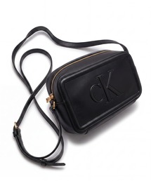 Calvin Klein（カルバン・クライン）の「【Calvin Klein/カルバンクライン】Bold Kamera Bag/ ミニショルダー カメラバッグ（ショルダーバッグ）」