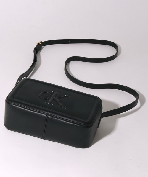 Calvin Klein（カルバン・クライン）の「【Calvin Klein/カルバンクライン】Bold Kamera Bag/ ミニショルダー カメラバッグ（ショルダーバッグ・レディース・ブラック・FREE）」の9枚目の写真