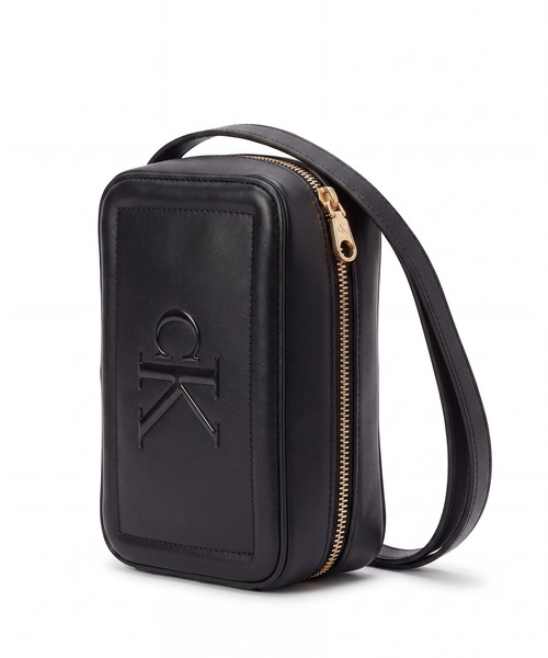 Calvin Klein（カルバン・クライン）の「【Calvin Klein/カルバンクライン】Bold Kamera Bag/ ミニショルダー カメラバッグ（ショルダーバッグ・レディース・ブラック・FREE）」の2枚目の写真