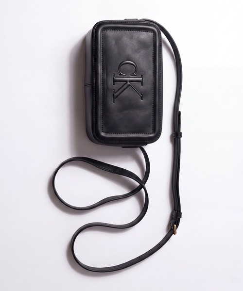 Calvin Klein（カルバン・クライン）の「【Calvin Klein/カルバンクライン】Bold Kamera Bag/ ミニショルダー カメラバッグ（ショルダーバッグ・レディース・ブラック・FREE）」の4枚目の写真