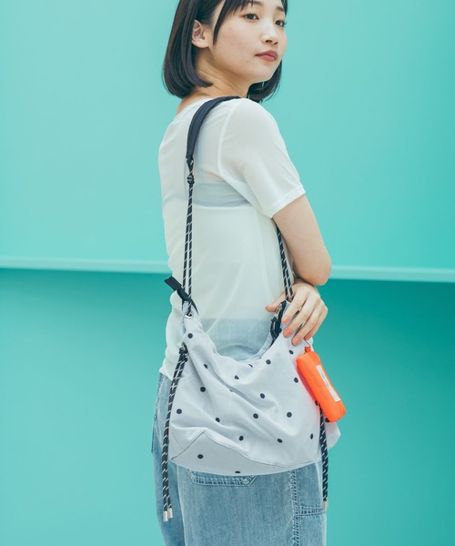 niko and...(ニコアンド)の「ポーチSET メッシュ ショルダーバッグ / 500mlボトル収納可能(ショルダーバッグ・レディース・レオパード/アイボリー/ブラック/ドット・0)」の8枚目の写真