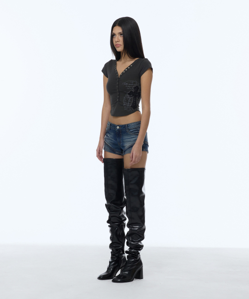 GILAARCHIVE（ギラアーカイブ）の「LACE CROSS PATCHED BUTTON CROP T-SHIRTS_CHARCOAL（Tシャツ/カットソー・レディース・その他・FREE）」の3枚目の写真