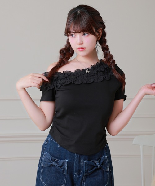 Anely(アネリー)の「Anely フリル サイド ギャザー ワンショルダー カット トップス(Tシャツ/カットソー・レディース・ホワイト/ブラック・FREE)」の4枚目の写真
