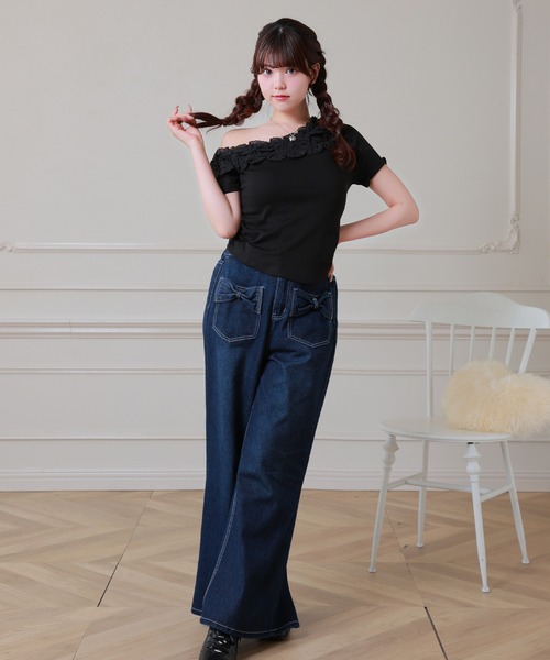 Anely(アネリー)の「Anely フリル サイド ギャザー ワンショルダー カット トップス(Tシャツ/カットソー・レディース・ホワイト/ブラック・FREE)」の5枚目の写真