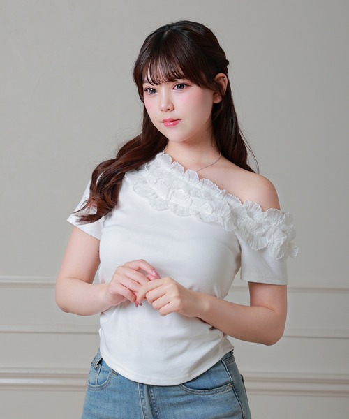 Anely(アネリー)の「Anely フリル サイド ギャザー ワンショルダー カット トップス(Tシャツ/カットソー・レディース・ホワイト/ブラック・FREE)」の8枚目の写真