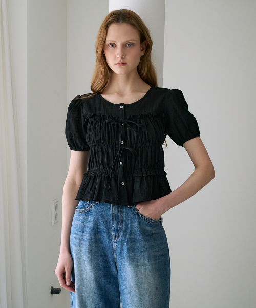 DEHEVE（デヘヴェ）の「Ribbon Smocked Blouse [Black]（シャツ/ブラウス・レディース・ブラック・SMALL/MEDIUM）」の2枚目の写真