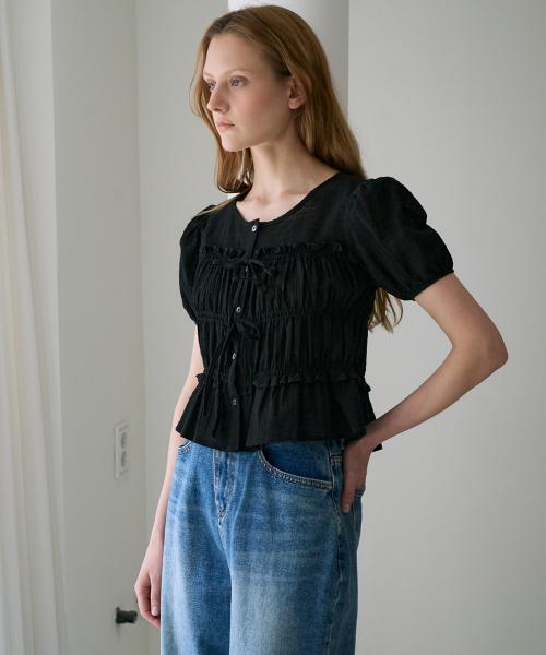 DEHEVE（デヘヴェ）の「Ribbon Smocked Blouse [Black]（シャツ/ブラウス・レディース・ブラック・SMALL/MEDIUM）」の3枚目の写真