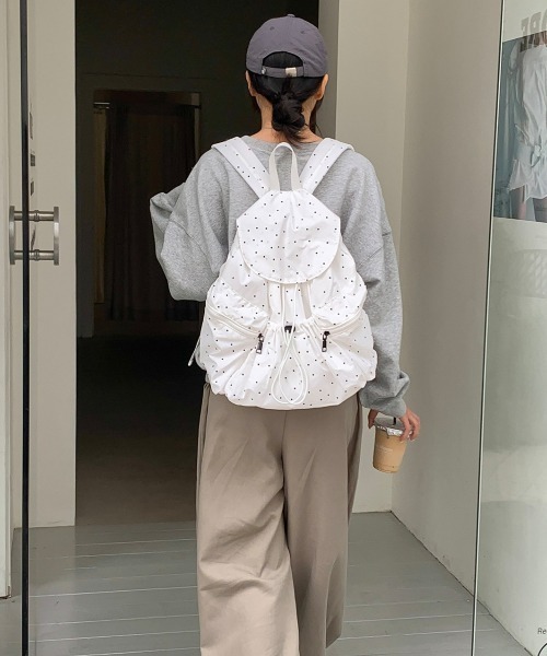 LETee(レティー)の「ドット柄が可愛い♪大容量で使いやすい韓国風リュックサック(バックパック/リュック・レディース・ホワイト/ブラック・FREE)」の4枚目の写真