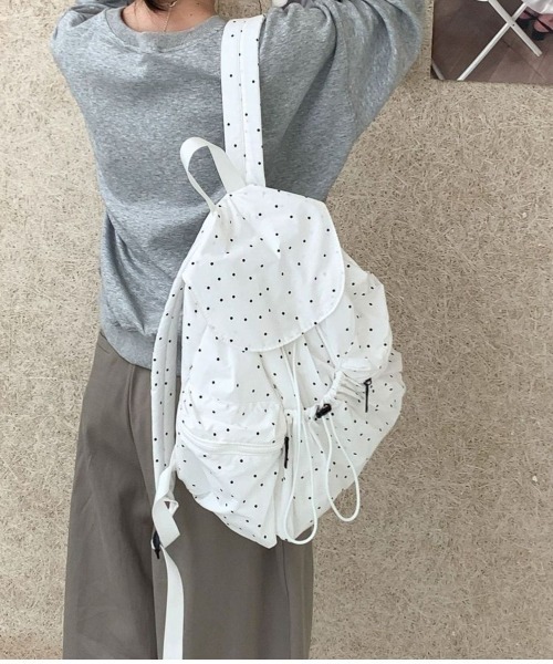 LETee(レティー)の「ドット柄が可愛い♪大容量で使いやすい韓国風リュックサック(バックパック/リュック・レディース・ホワイト/ブラック・FREE)」の5枚目の写真